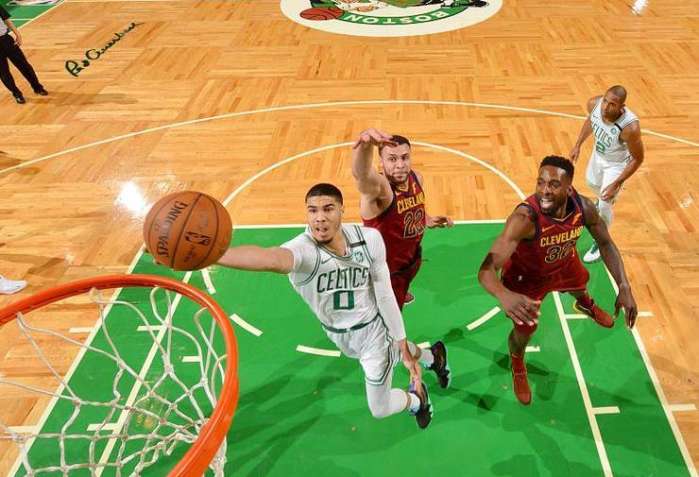  纽卡斯尔中场吉马良斯指挥若定，喜鹊军团掌控比赛节奏